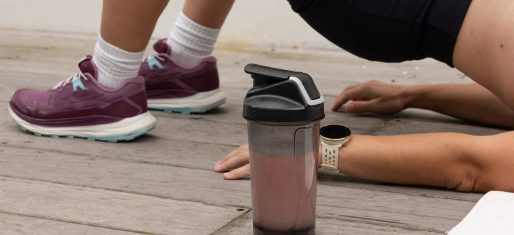 femme sportive qui pratique le gainage à la maison femme sportive qui pratique le gainage à la maison