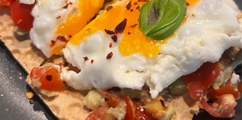 Crackers avec de la tartinade d'avocat, un œuf et de la feta